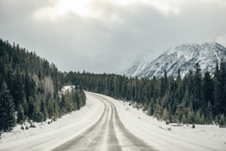 Winter road trip on the Icefields Parkway with lots of snow and ice, Banff National Park, Jasper
