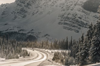 Winter road trip on the Icefields Parkway with lots of snow and ice, Banff National Park, Jasper