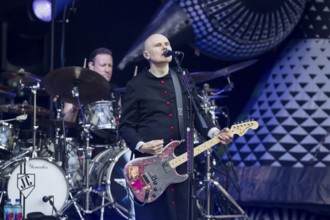 Jimmy Chamberlin (drummer) and Billy Corgan (singer) from The Smashing Pumpkins live on The Aghori