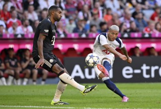 Richarlison Tottenham Hotspur Spurs (09) Goal kick action against Jonathan Tah FC Bayern Munich FCB