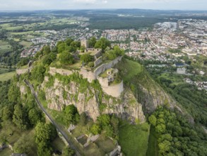 Luftbild vom Vulkankegel Hohentwiel mit Deutschlands größter Festungsruine, dahinter die Stadt