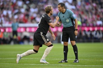 Harry Kane FC Bayern Munich FCB (09) Action in dialogue Discussion with referee Robert Hartmann