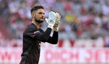 Goalkeeper Sven Ulreich FC Bayern Munich FCB (26) Warm-up Training Gesture Gesture Clapping his