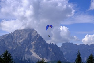 Paragliders over the Sesto sundial on the Helm, Sesto, Dolomites, Val Pusteria, South Tyrol, Italy