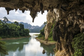 Pra Kai Petch Cave, stalactite cave, Cheow Lan Lake, Khao Sok National Park, Phang Nga, Surat
