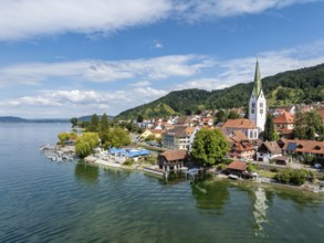 Luftbild von der Ortschaft Sipplingen am Bodensee bei sommerlicher Vegetation, gegenüber der