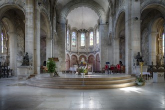 Interior view, choir and altar, Église Saint-Pierre et Saint-Paul, Épernay, Champagne, Marne,