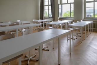 Symbolic photo of an empty classroom