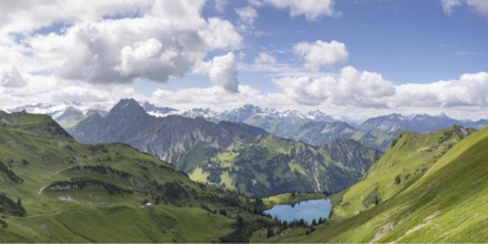 Mountain panorama from Zeigersattel to Seealpsee, on the left Höfats 2259m, in the centre the