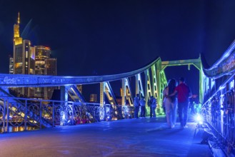 Frankfurt sets an example: The Eiserner Steg will shine in rainbow colours for Christopher Street