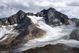 High mountain landscape, glacier and rocky mountain peaks, view of the Königshofspitz mountain peak