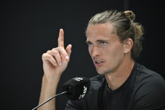 Press conference, PK, portrait, Alexander Zverev GER, warns, index finger raised, gesture, gesture,