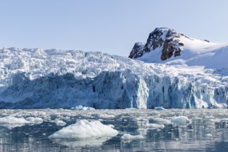 Glacier tongue, ice in front of a break-off edge, mountain peak, sea, Fugelfjorden, Spitsbergen,