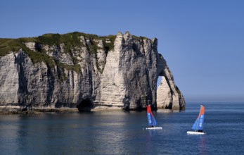 Sailing school, sailing boats, rock arch Falaise or Porte d'Aval, Étretat, sea, steep coast,