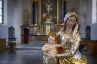 Innenaufnahme, Statue Maria und Jesus, Chorraum, Altar der 2025 renovierten Pfarrkirche St.