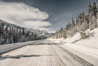 Winter road trip on the Icefields Parkway with lots of snow and ice, Banff National Park, Jasper
