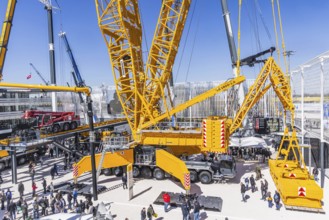 LG 1800-1.0 lattice boom crane with a maximum lifting height of 204 metres for wind turbines. BAUMA