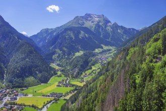 Mountain panorama with view of Finkenberg and the Grinberg peaks 2884m, Mayrhofen, Zillertal,