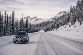 Winter road trip on the Icefields Parkway with lots of snow and ice, Banff National Park, Jasper