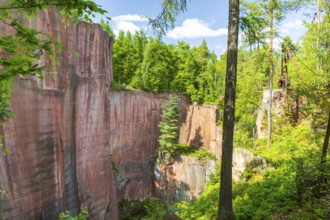 On the porphyry nature trail, Gleisberg quarry with number wall, historic quarries on the