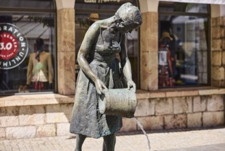 Mother and child fountain, sculptor Fritz Schelle, fountain with bronze sculptures, shop window,