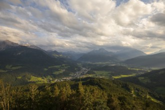 Panoramic view from the Kneifelspitze of Berchtesgaden, Hoher Göll, the Kehlsteinhaus, Watzmann,