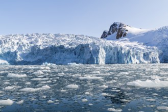 Glacier tongue, ice in front of a break-off edge, mountain peak, sea, Fugelfjorden, Spitsbergen,