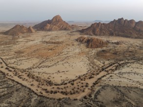 Spitzkoppe (1728 m) - on the left - and Pondok Mountain majestically rise above the surrounding