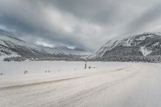 Winter road trip on the Icefields Parkway with lots of snow and ice, Banff National Park, Jasper