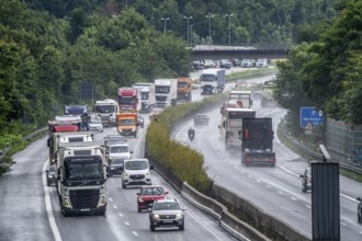 Heavy traffic, mainly lorries, on the A40 motorway near Rheurdt, at the Neufelder Heide rest area,