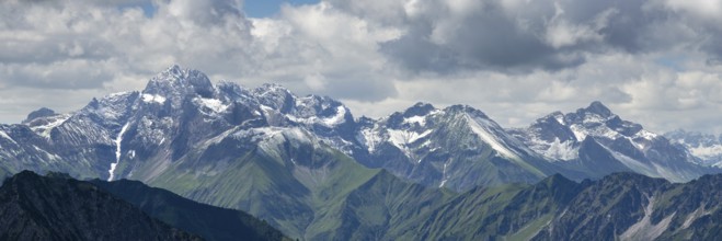 Mountain panorama after snowfall in July from the Zeigersattel on the Nebelhorn, 2224m, to the