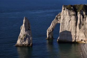 Rock arch Porte d'Aval and rock needle Aiguille, Jambourg beach, Étretat, sea, steep coast, cliffs,