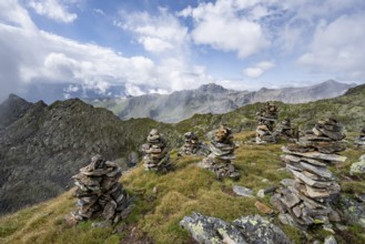 Cairn in mountain landscape, Kreuzseeschartl, cloudy mountain peaks, Schober group, Hohe Tauern