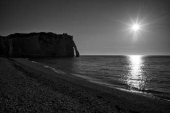 Beach, pebble beach, rock arch Falaise or Porte d'Aval, Étretat, sea, steep coast, cliffs, chalk