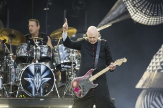 Jimmy Chamberlin (drummer) and Billy Corgan (singer) from The Smashing Pumpkins live on The Aghori
