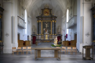 Innenaufnahme, Chorraum, Altar der 2025 renovierten Pfarrkirche St. Stephan, Kirche St. Stefan,