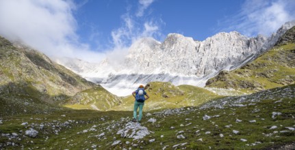 Mountaineer in mountain landscape, rocky mountain peaks of the Moarer Weißen in the background,
