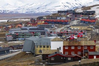 View of Longyearbyen, coloured wooden houses, mountain range, Spitsbergen, Svalbard