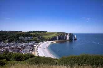 Rock arch Falaise or Porte d'Aval and rock needle Aiguille, beach, Étretat, sea, steep coast,