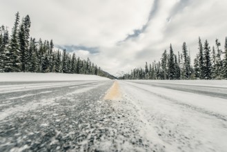 Winter road trip on the Icefields Parkway with lots of snow and ice, Banff National Park, Jasper