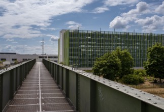 Pedestrian bridge to the multi-storey car park at the Edersheim lock near Hattersheim, Hesse,