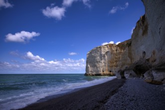View of the Eye of the Panda, L'oeil du Panda, rock window, cave, in the rock arch Falaise
