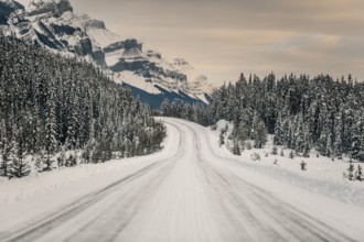 Winter road trip on the Icefields Parkway with lots of snow and ice, Banff National Park, Jasper