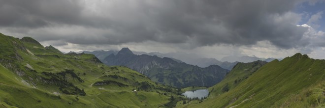 Mountain panorama from Zeigersattel to Seealpsee, on the left Höfats 2259m, in the centre, partly