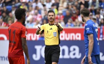 Referee Referee Daniel Schlager cautions Kingsley Coman FC Bayern Munich FCB (11) Arthur Chaves TSG