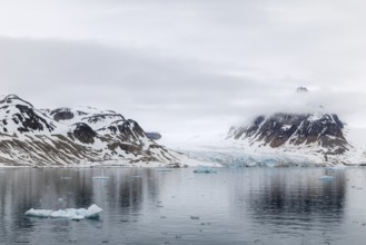 Ice in front of glacier tongue, sea, mountain range, Smeerenburgbreen, Spitsbergen, Svalbard