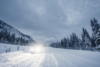 Winter road trip on the Icefields Parkway with lots of snow and ice, Banff National Park, Jasper