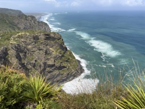 Breathtaking cliffs overlooking the turquoise blue sea and wild vegetation at Mercer Bay Loop Walk