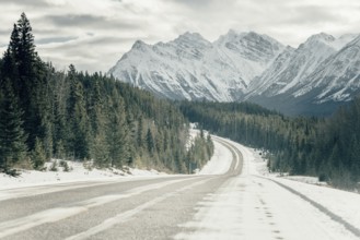 Winter road trip on the Icefields Parkway with lots of snow and ice, Banff National Park, Jasper