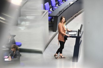 Lea Reiser (Die Linke) speaks on the agenda item Gaza war in the eleventh session of the Bundestag